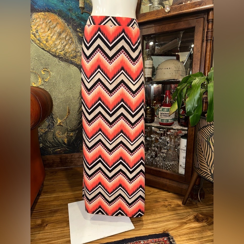 EUC BOBBI BROOKS GEOMETRIC PATTERN MAXI SKIRT W SLIT ON BACK AND ELASTIC WAIST